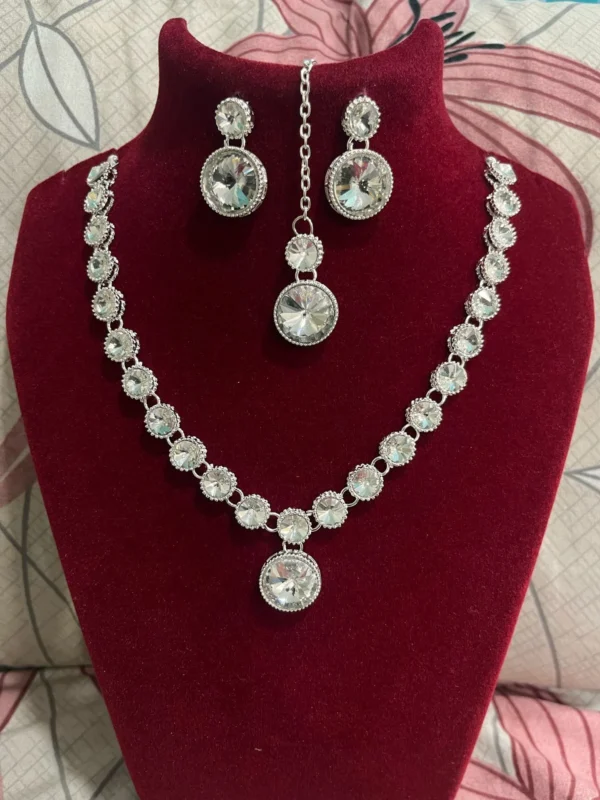 crystal stone necklace set with earrings and maang tikka