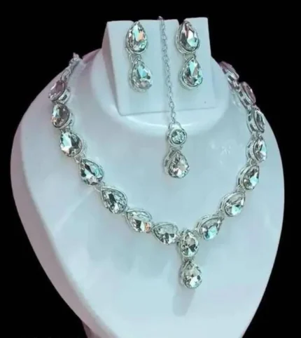 crystal teardrop necklace set with earrings and maang tikka