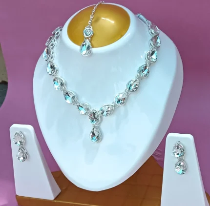 crystal teardrop necklace set with earrings and maang tikka